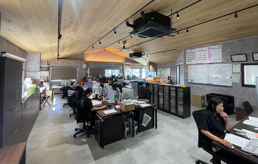 吉岡製作所 京都本社工場：設計CAD室と金属加工試作ライン