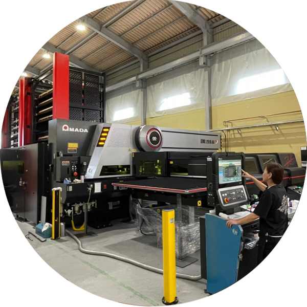 抜き加工作業風景