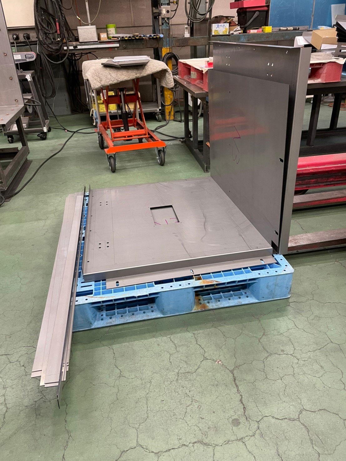 ベンダー加工実績：酸洗鋼板 T2.3 箱曲げ