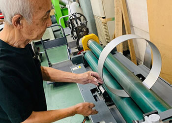 AMADA HG-2204ATC：自動金型交換装置による段取りレス曲げ加工