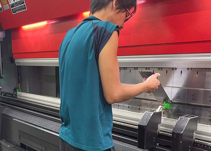 複雑形状の精密金属曲げ加工製品（段曲げ・R曲げ）