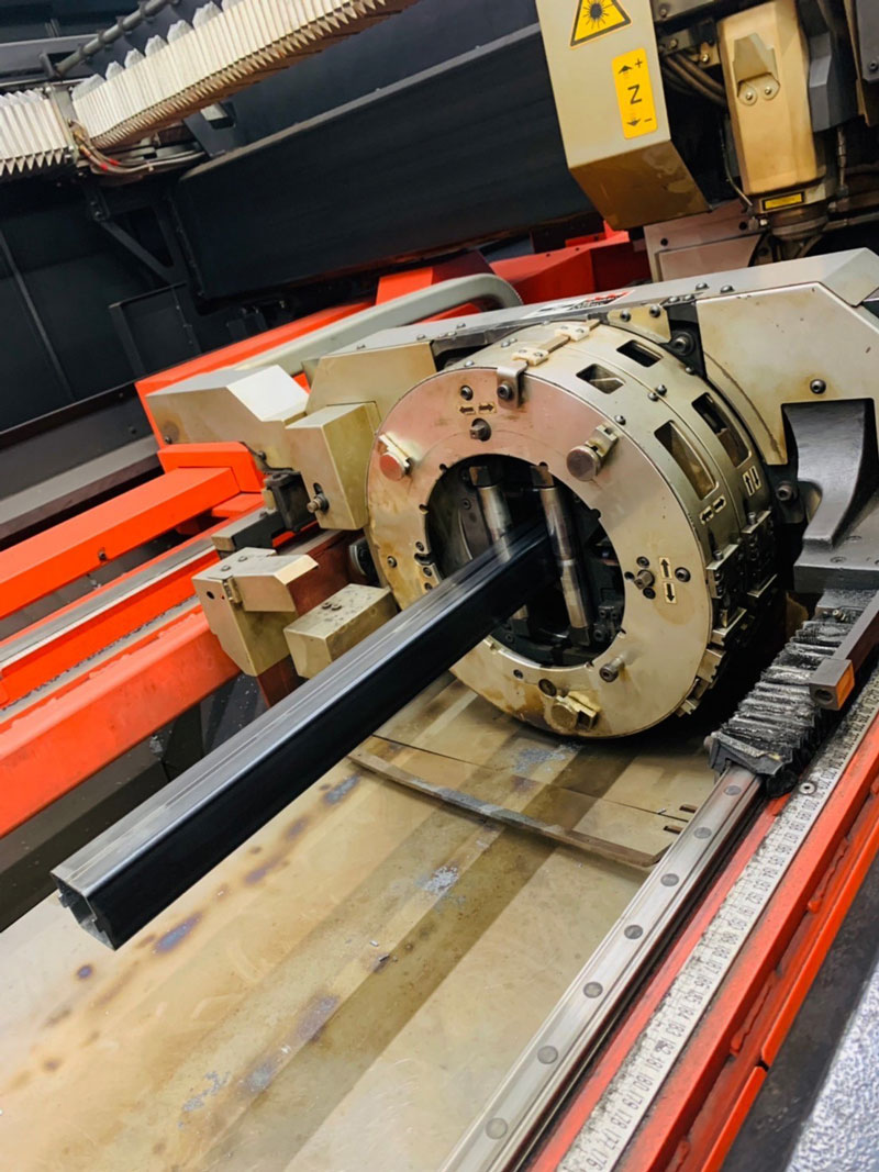 ブランク加工実績 鉄角パイプ T1.6 3次元穴あけ