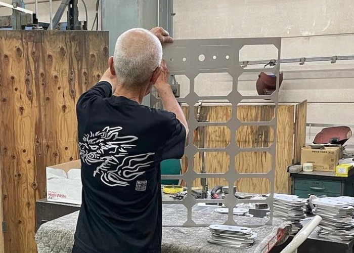 ファイバーレーザー複合機EML-AJ：銅・真鍮の切断と自動タッピング加工