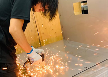 職人によるTIG溶接仕上げ：塗装下地として最適な平滑仕上げ