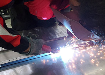 ファイバーレーザー溶接機 V-HF2000：薄板の歪みレス溶接