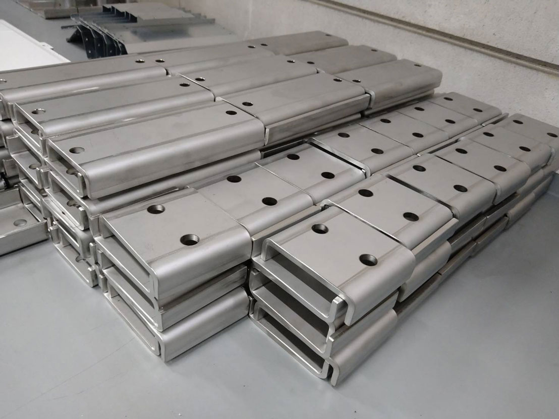 厚板ステンレス（SUS T6.0）のベンダー曲げ加工事例