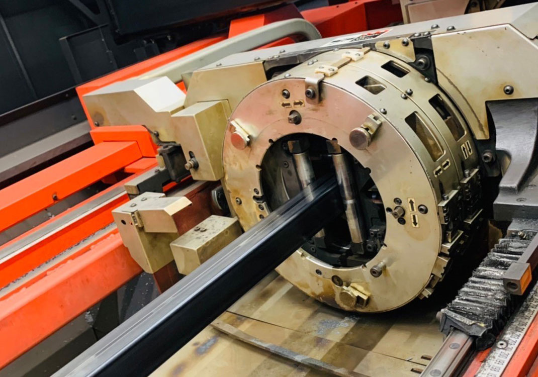 鉄角パイプ（6m）の長尺ブランク加工事例｜ファイバーレーザー加工