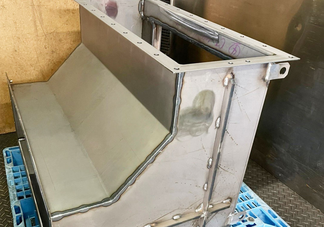 鉄酸洗鋼板の半自動溶接加工事例（T3.2／T6.0）