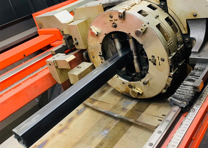 京都市の金属加工工場での精密ブランク工程